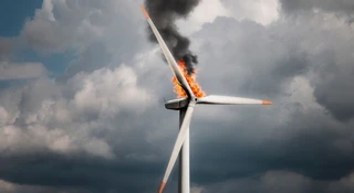 Płonąca turbina zablokowała autostradę. Strażacy byli bezradni