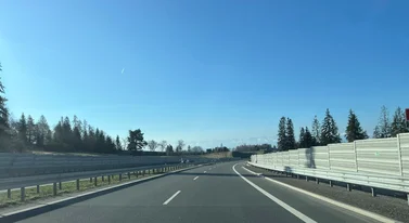 Ciężki sprzęt wjeżdża na zakopiankę. Reakcja kierowców was zaskoczy