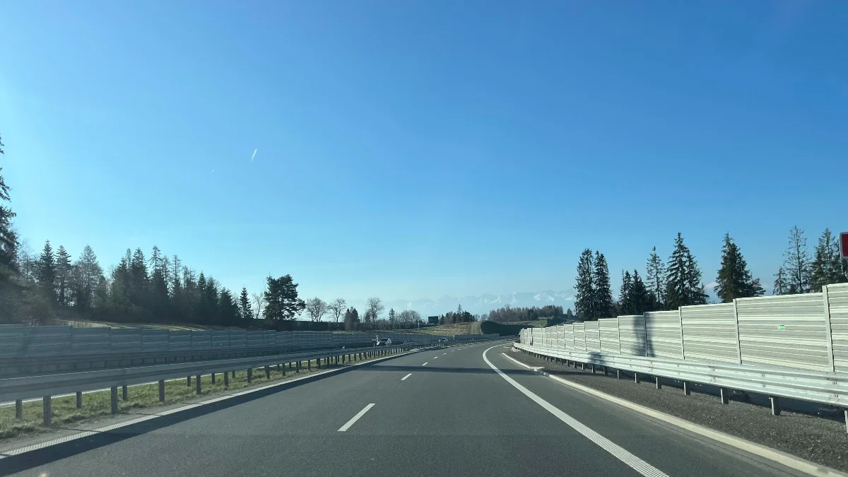 Ciężki sprzęt wjeżdża na zakopiankę. Reakcja kierowców was zaskoczy