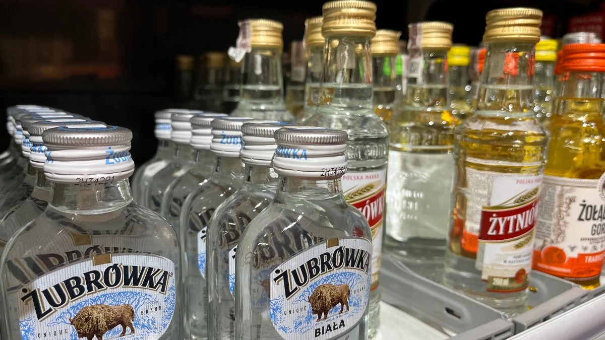 Rząd szykuje mocne uderzenie w alkohol. Opłata wzrośnie z 25 do 100 zł