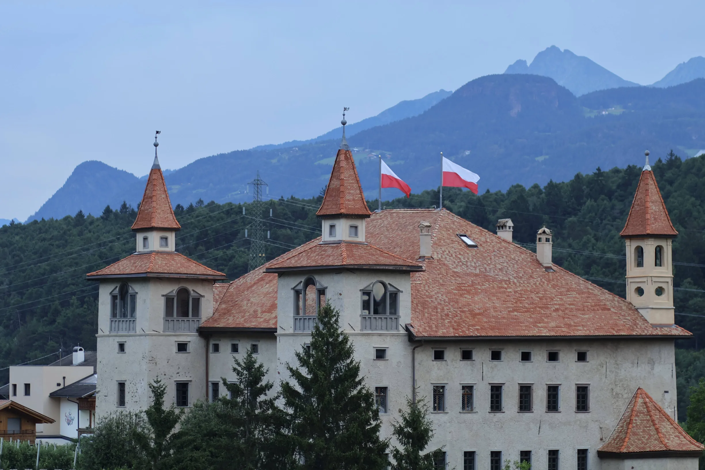 Polskie flagi na tyrolskim zamku? Biały i czerwony to także barwy Tyrolu