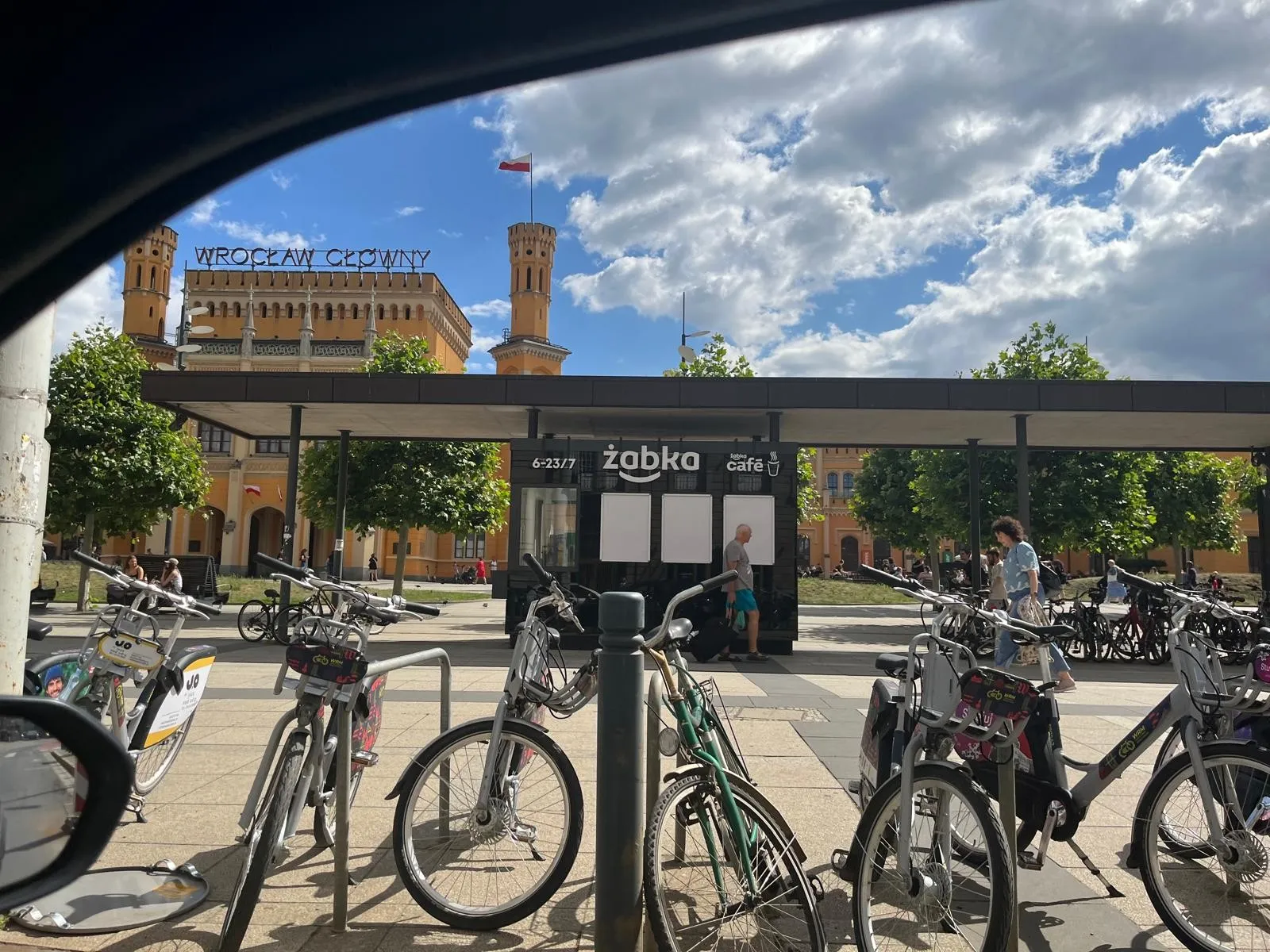 Żabka wskrzesza kioski. Z kawą, grillem i wypiekami