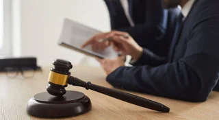 Inflacja spadła, długi zostały. Polacy masowo ogłaszają upadłość