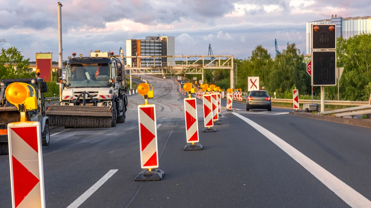 Absurd na polskich drogach: ruch bije rekordy, a drogowcy wylewają asfalt